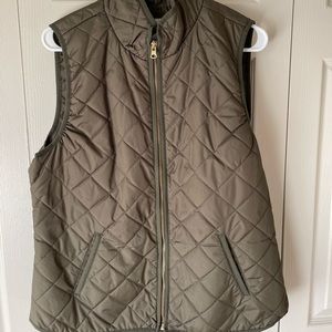 Old navy olive vest✨